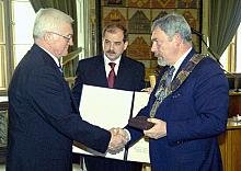Brązowy medal Cracoviae Merenti dla Edwarda Szymańskiego za zaangażowanie w proces rewaloryzacji zabytków Krakowa.