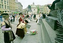 ...oraz pod pomnikiem Adama Mickiewicza na krakowskim Rynku. 
