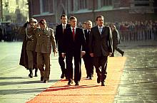 Od prawej: Kanclerz Niemiec Gerhard Schröder w asyście Premiera Rządu RP Marka Belki i gen. dyw. Mieczysława Bieńka, Dowódcy 2. 