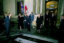 Pożegnanie brytyjskiej książęcej pary przed magistratem.