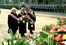 Składanie wieńców na Grobie Nieznanego Żołnierza  przez przedstawicielki Stowarzyszenia Rodzin Ofiar Katynia Polski Południowej.