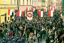 Mieszkańcy Krakowa licznie uczestniczący w przemarszu Drogą Królewską.