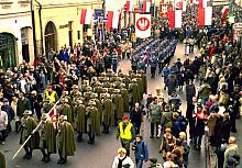 Przemarsz kompanii honorowych Wojska Polskiego i Policji w pochodzie patriotycznym ulicami Krakowa.