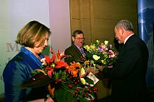 Prezydent Miasta Krakowa prof. dr hab. Jacek Majchrowski składa gratulacje laureatom medalu św. Jerzego.  