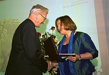 Stana Buchowska otrzymuje medal z rąk księdza Adama Bonieckiego. 