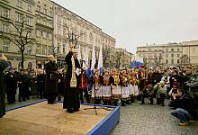 Metropolita Krakowski, Ksiądz Franciszek Kardynał Macharski dokonał poświęcenia nowej płyty Rynku Głównego.