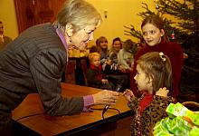 Stanisława Urbaniak, zastępca Prezydenta Miasta Krakowa rozmawiała z dziećmi o ich marzeniach zapisanych w listach do św. Mikoła