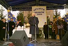 Prezydent Miasta Krakowa, prof. Jacek Majchrowski złożył życzenia świąteczne   przybyłym przed Ratusz mieszkańcom.