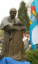 Odsłonięcie pomnika Ojca Świętego na cmentarzu Rakowickim w Krakowie