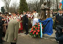 Ceremonia składania kwiatów. Pierwszy złożył wieniec Prezydent Miasta Krakowa...