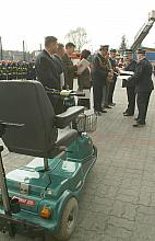 Przekazanie elektrycznych wózków inwalidzkich dla poszkodowanych w pożarach.
