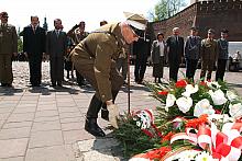 Kwiaty złożył również ostatni dowódca szwadronu kawalerii polskiej pułkownik Roman Marceli Bąk-Bąkowski.