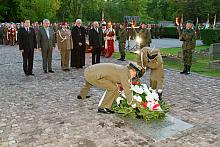 Na płycie przy pomniku Armii Kraków Prezydent Miasta Krakowa oraz przedstawiciele władz wojewódzkich, duchowieństwa i Wojska Pol