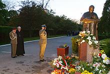 Na koniec uroczystości ksiądz Franciszek Kardynał Macharski oraz gen. broni  Mieczysław Bieniek złożyli kwiaty przy pomniku Jana