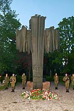 Warta honorowa przy pomniku Armii Kraków.