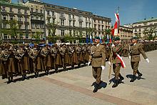 Prezentacja sztandaru przez poczet przed kompanią honorową i pododdziałami Wojska Polskiego.