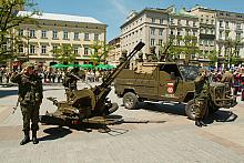 Pokaz sprzętu wojskowego na krakowskim Rynku.