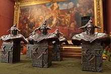 Statuetki autorstwa krakowskiego artysty rzeźbiarza Kazimierza Adamskiego są wręczane laureatom tytułu "Mecenas Kultury Kra