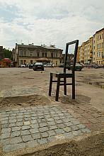 Przebudowa placu ma zmienić przeznaczenie funkcjonalne tego miejsca. Powstanie na nim ekspozycja upamiętniająca ofiary Holokaust