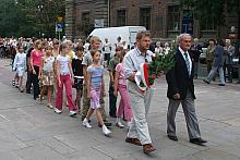 Wiązanki kwiatów złożyły dzieci, potomkowie zesłańców na Syberię. Przyjechały do Polski na zaproszenie Światowego Związku Żołnie
