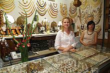 Sukiennice to najbardziej popularny pasaż handlowy w Krakowie. To tutaj zwykle turyści kupują biżuterię...