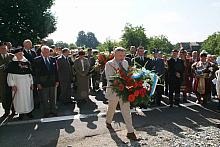 Rankiem po uroczystym apelu Prezydent Miasta Krakowa Jacek Majchrowski złożył kwiaty pod obeliskiem upamiętniającym obalenie słu