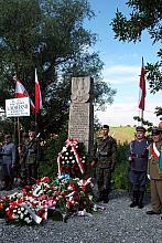 Obelisk w Michałowicach raz w roku tonie w kwiatach.