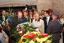 Po mszy św. w katedrze na Wawelu, odbył się uroczysty apel w Krypcie Srebrnych Dzwonów. Kwiaty przy grobie Marszałka Józefa Piłs