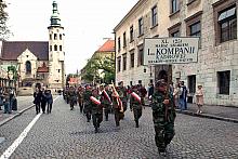 ...przeszli w pochodzie do Rynku Głównego ulicą Grodzką (w tle kościół św. Andrzeja). 