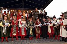 Prezydent Kaczorowski zaśpiewał z przedstawicielami Bractwa Kurkowego.