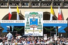 Rynek wypełnił się tłumem krakowian. Przybyli na uroczystość również wierni z całej archidiecezji...