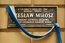 Tablica poświęcona pamięci Czesława Miłosza, laureata literackiej Nagrody Nobla oraz Honorowego Obywatela Stołecznego Królewskie