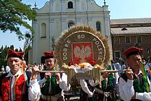 Dożynki Krakowskie 2005 rozpoczęły się uroczystą mszą św. w Bazylice Krzyża Świętego w Mogile...
