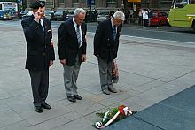 Członkowie organizacji kombatanckich i niepodległościowych złożyli kwiaty na Grobie Nieznanego Żołnierza...