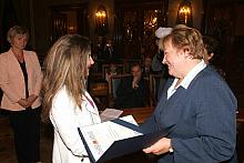 Nagrody i stypendia wręczała Teresa Starmach, Przewodnicząca Komisji Edukacji i Kultury Fizycznej RMK.
