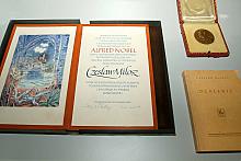 Termin otwarcia wystawy przypadł w 25. rocznicę przyznania poecie Nagrody Nobla, w 60. rocznicę ukazania się wydrukowanego w Kra
