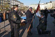 "W imieniu władz Krakowa wręczam Straży Miejskiej sztandar, jako symbol honoru, męstwa oraz godnej służby" - tymi słow