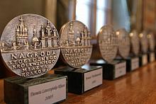 Nagrody Miasta Krakowa przyznawane są za wybitne osiągnięcia oraz całokształt dokonań w dziedzinach: nauka i technika, kultura i