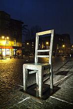 Krzesła-pomniki tworzą ekspozycję upamiętniającą bohaterów i męczenników getta krakowskiego. 