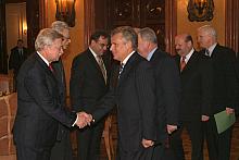 Prezydenta przywitali (od lewej): zastępca Prezydenta Miasta Krakowa Tadeusz Trzmiel, 
JE kardynał Franciszek Macharski, Marsza
