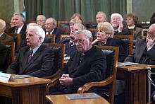 W pierwszym rzędzie od prawej: ksiądz biskup prof. dr hab. Tadeusz Pieronek oraz Rektor UJ prof. dr hab. Karol Musioł.