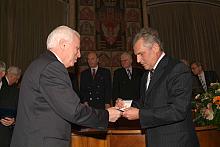 Rektor UJ prof. Karol Musioł wręczył Prezydentowi RP Medal 600-lecia Uniwersytetu Jagiellońskiego.