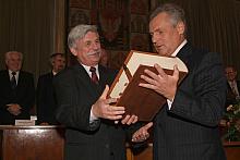 Od Przewodniczącego SKOZK prof. dr. hab. Franciszka Ziejki  Prezydent RP otrzymał wydawnictwo z Kodeksem Bohema.