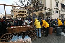 Jak co roku potrzebujący ludzie 
z całej Polski przyjechali do Krakowa, aby spróbować tradycyjnych pierogów z kapustą i grzybam