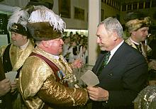 Opłatkiem dzielą się Prezydent Miasta Krakowa i Król Kurkowy.