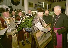 W dowód uznania Ksiądz Infułat otrzymał od Braci Kurkowych upominki i kwiaty. 