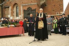 Ksiądz Franciszek Kardynał Macharski pobłogosławił pokarmy przyniesione przez krakowian...
