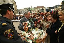 Prezydent Krakowa rozdawał wielkanocne chlebki...