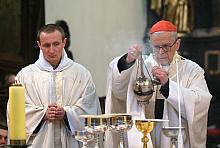 Ksiądz Franciszek Kardynał Macharski oraz nowy opat, Ojciec dr Bernard Sawicki koncelebrują mszę świętą.