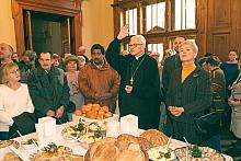 Ksiądz Franciszek Kardynał Macharski pobłogosławił pokarmy. 